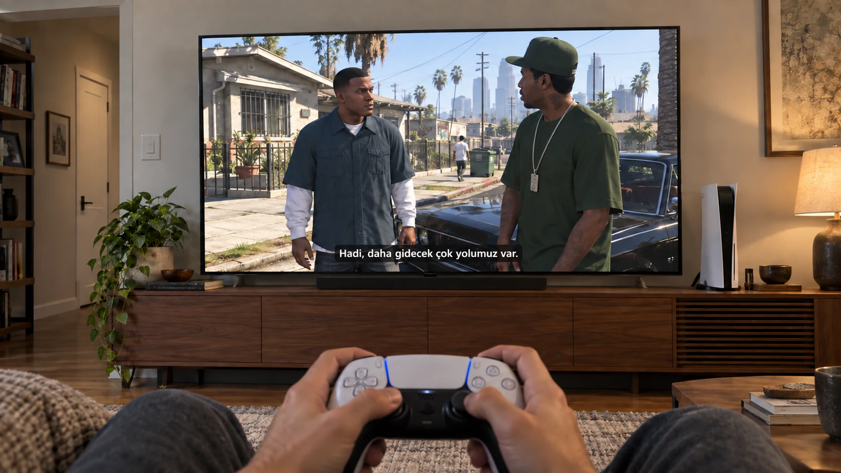 Ön planda PS5 DualSense tutan eller; salondaki televizyonda GTA tarzı oyun ve tek Türkçe altyazı